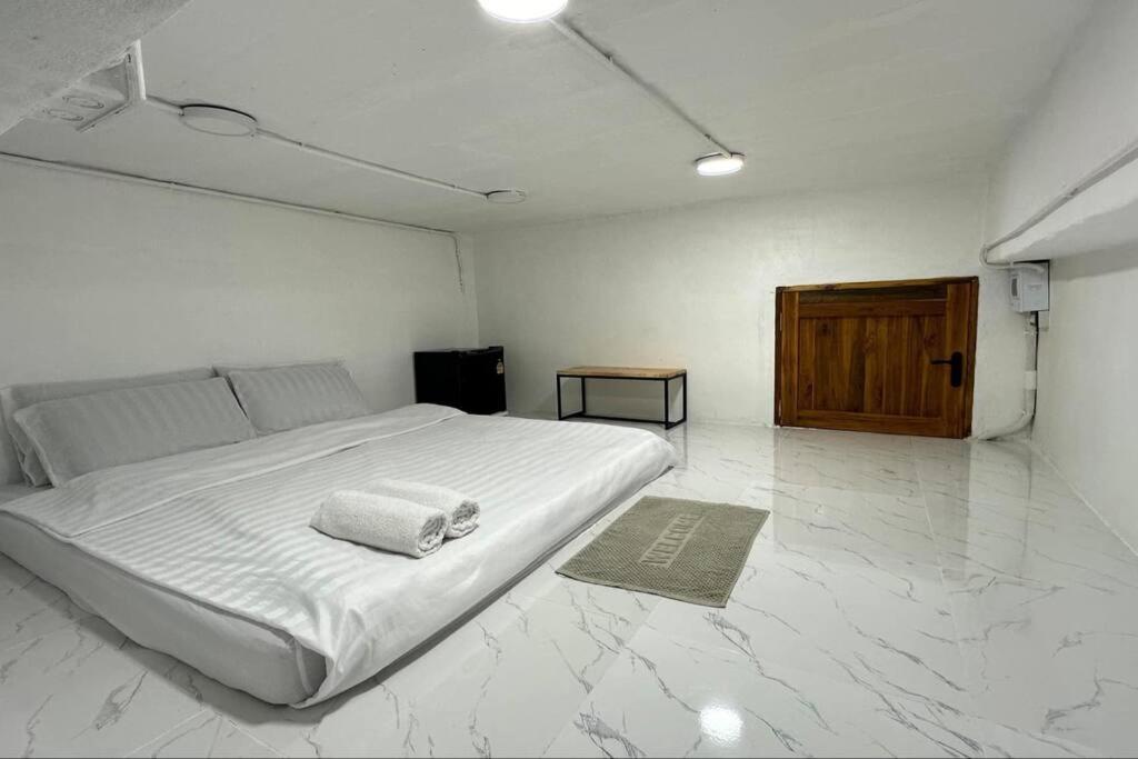 Megun Capsule 150 Cm Apartment Bangkok Bagian luar foto